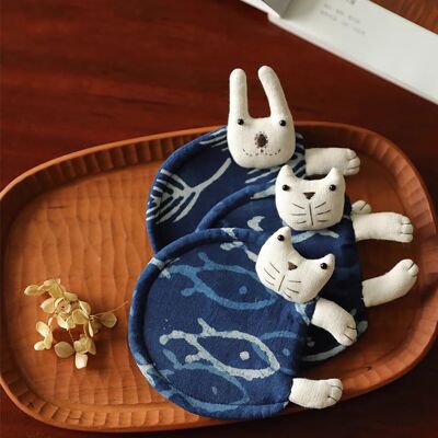 Posavasos teñidos a mano con motivos de gatos y conejos