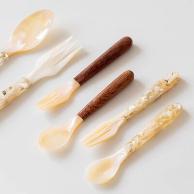 Fourchette et cuillère à dessert en nacre naturelle