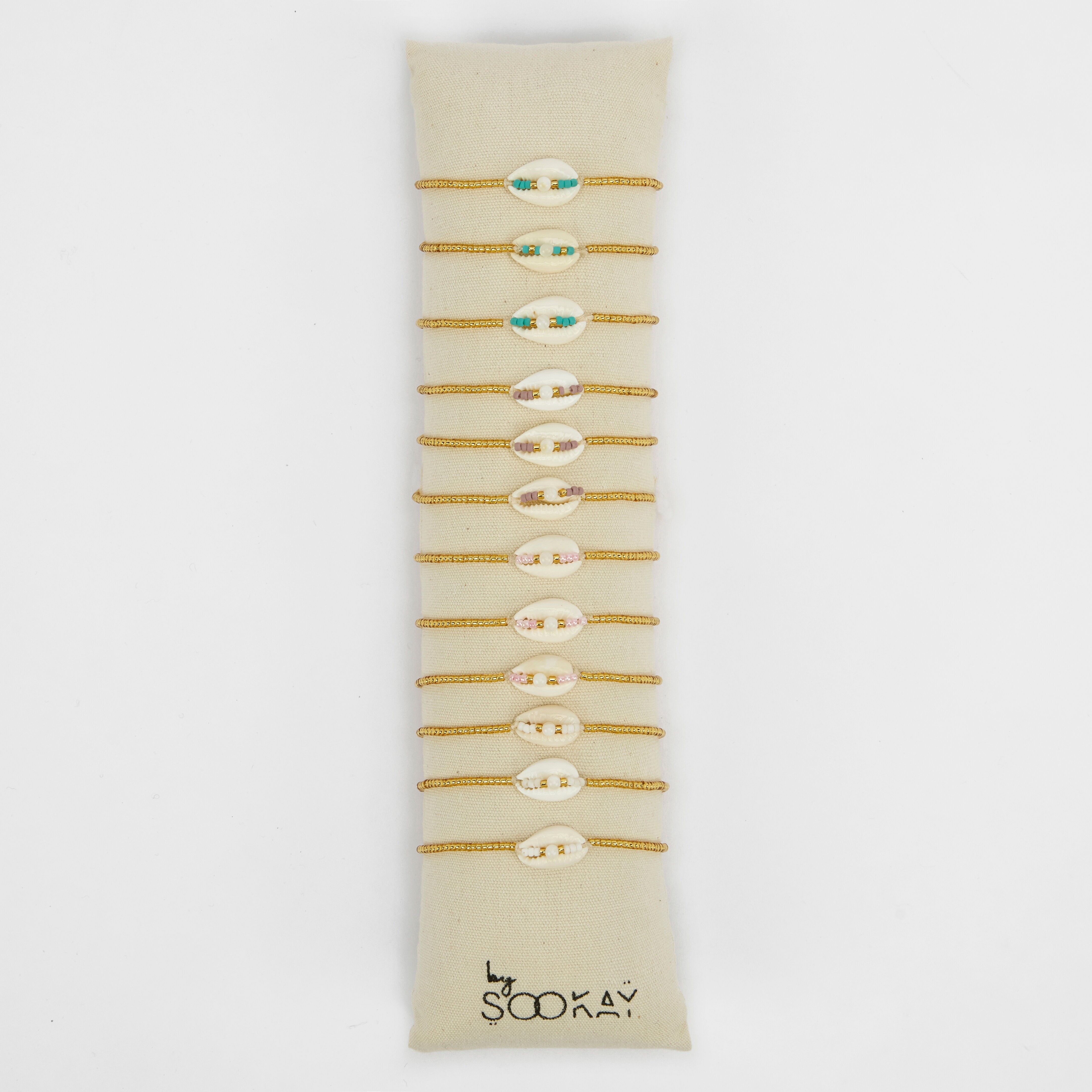 Bracelet cauri naturel & nacre – Perles japonaises dorées | Noeud macramé