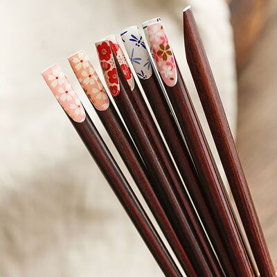 Palillos con diseño de Sakura.