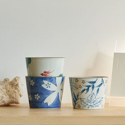 Taza de cerámica con diseños florales tradicionales japoneses.