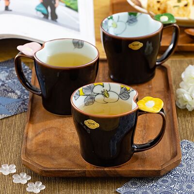 Arita-yaki mug with flower design