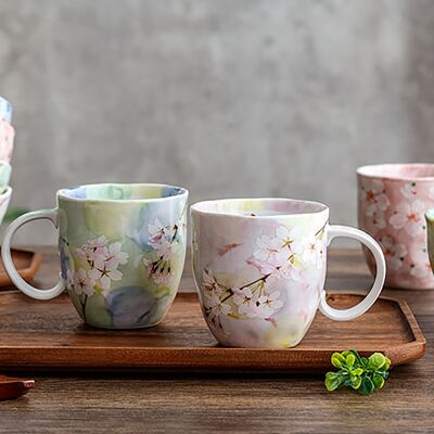 Taza con motivo de sakura