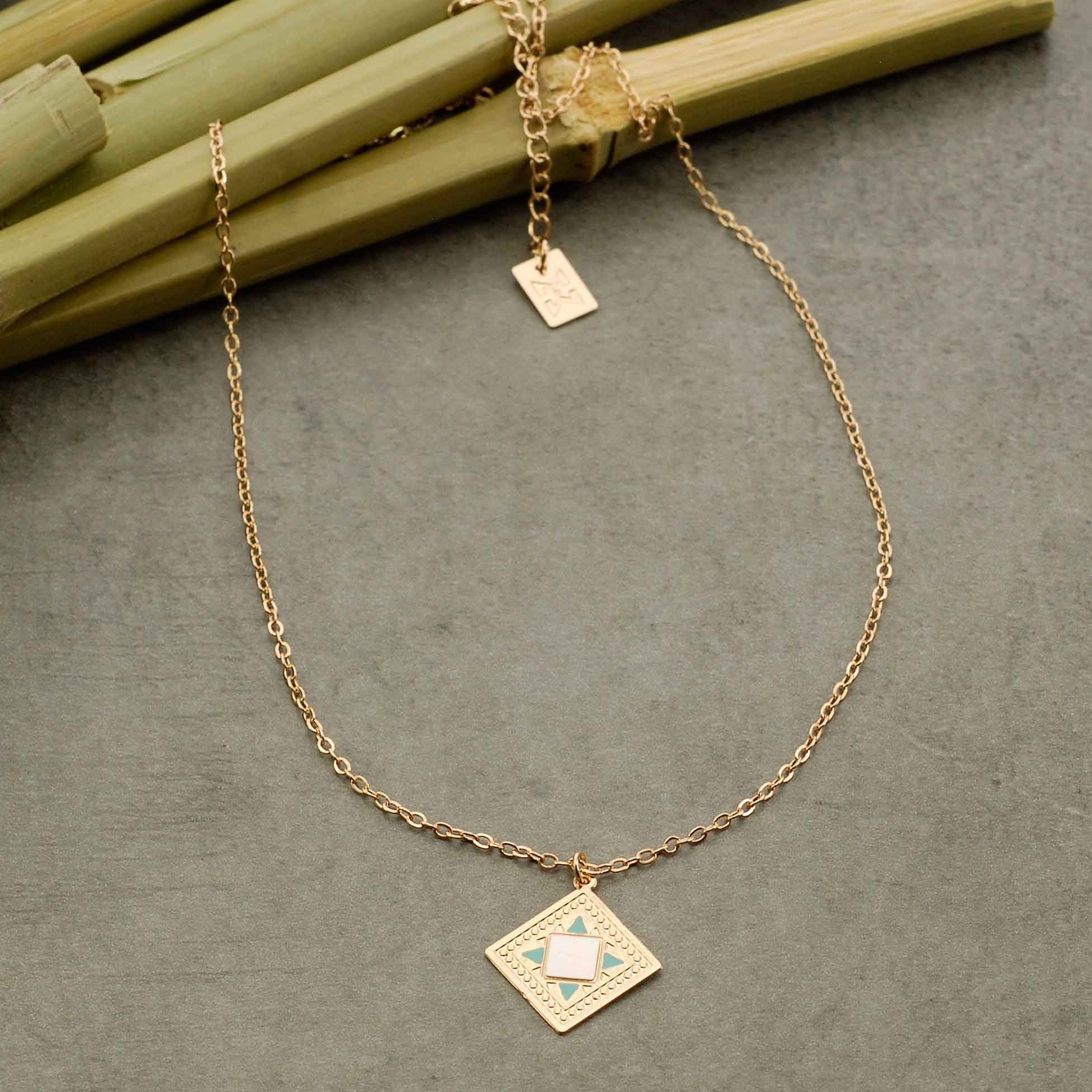 Halsketten aus Messing und Perlmutt