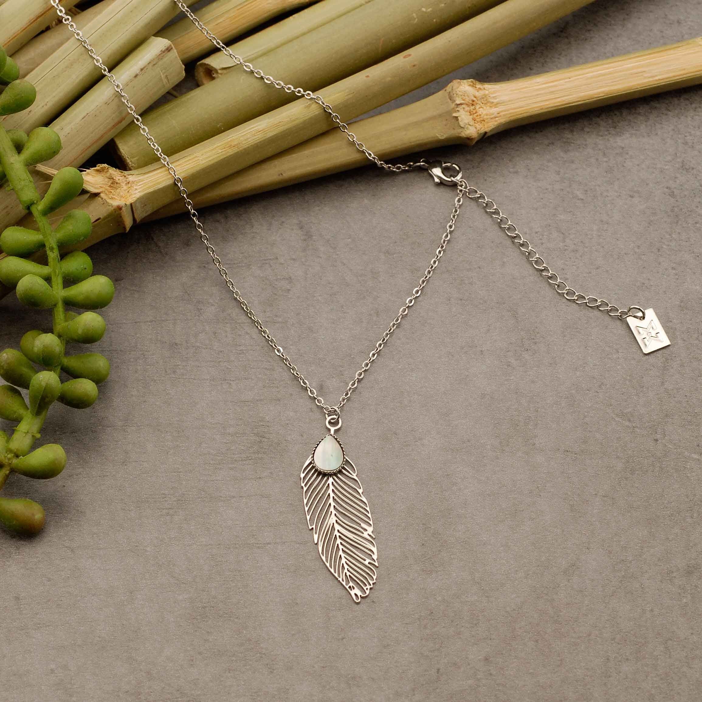 Halskette aus Messing und Perlmutt