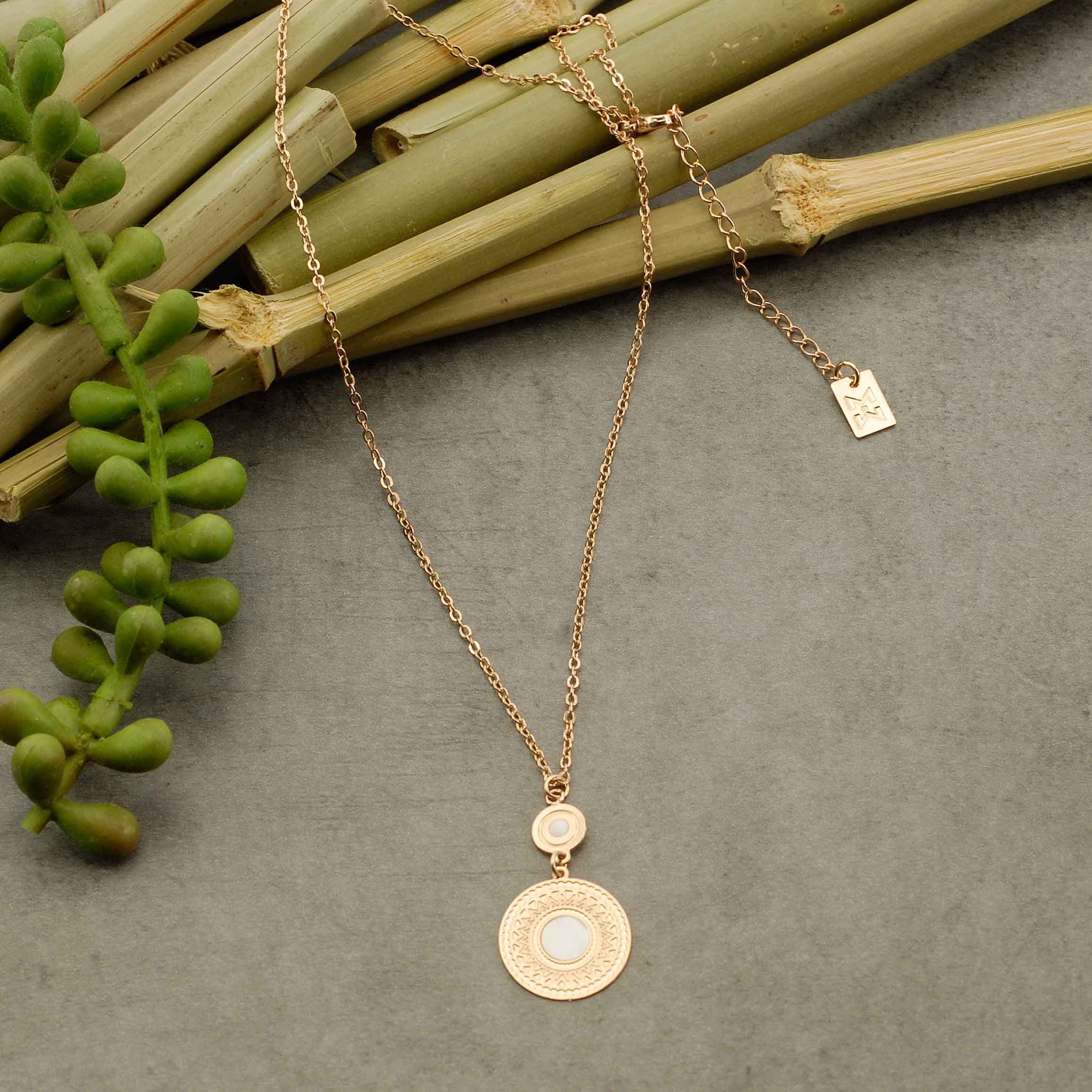 Halskette aus Messing und Perlmutt