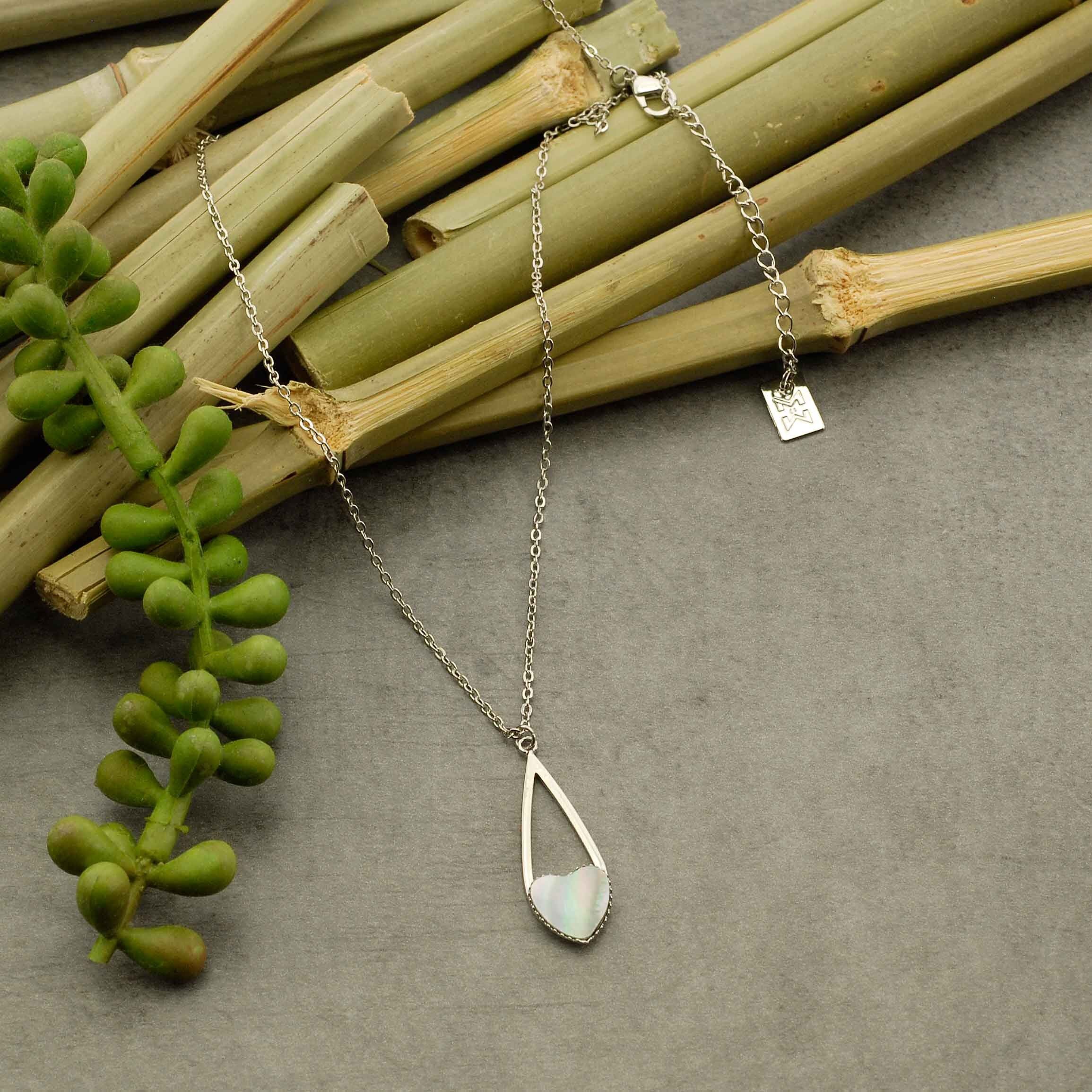 Halskette aus Messing und Perlmutt