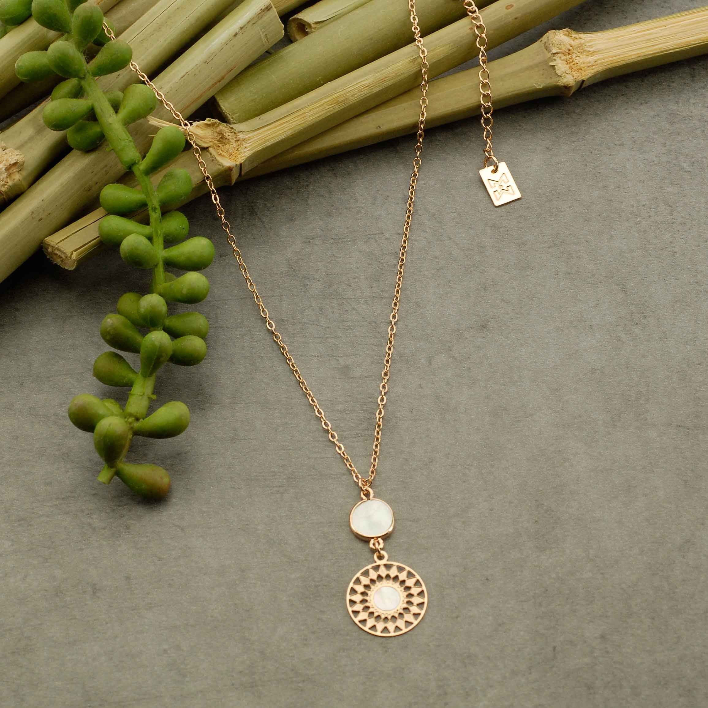 Halskette aus Messing und Perlmutt