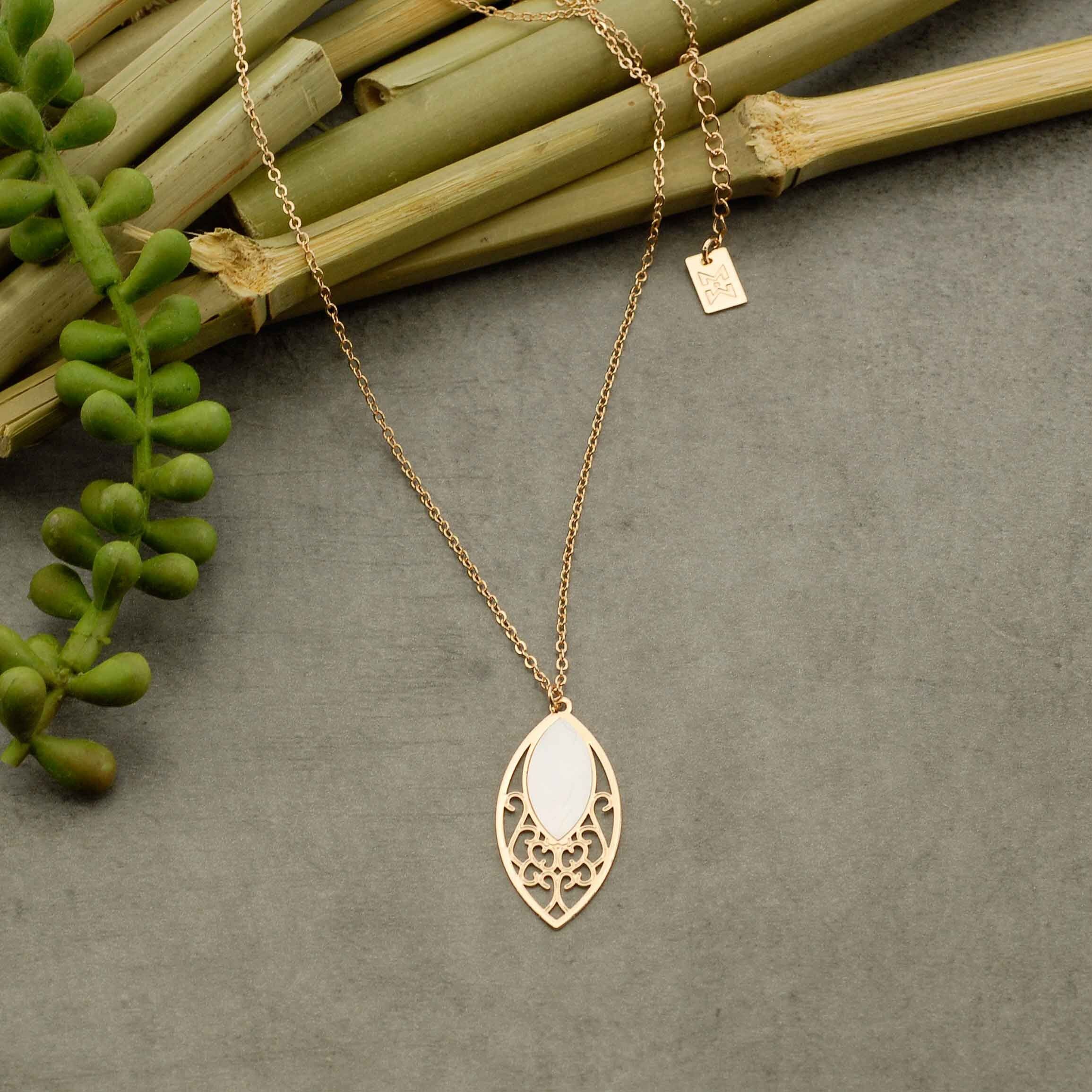 Halskette aus Messing und Perlmutt