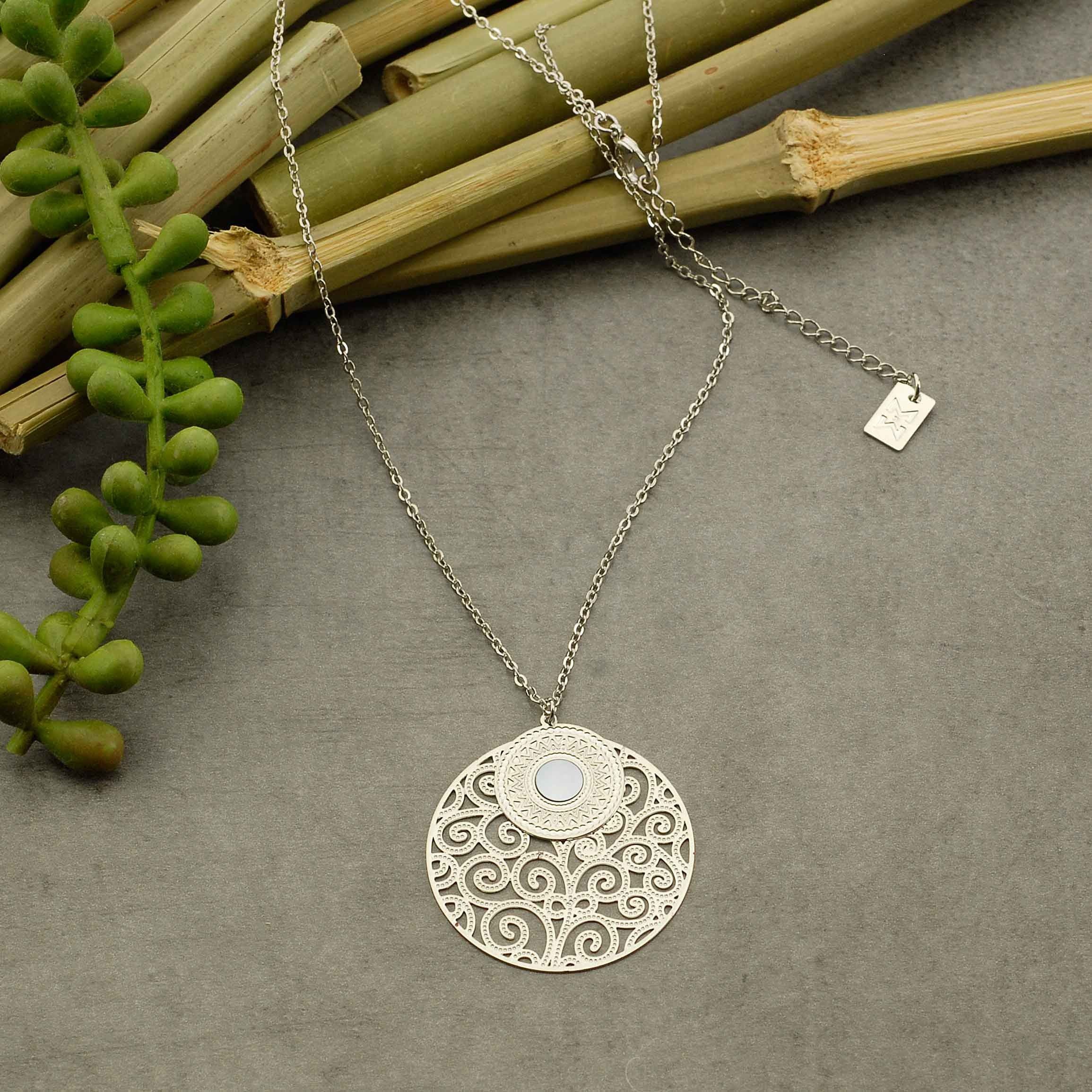 Halskette aus Messing und Perlmutt