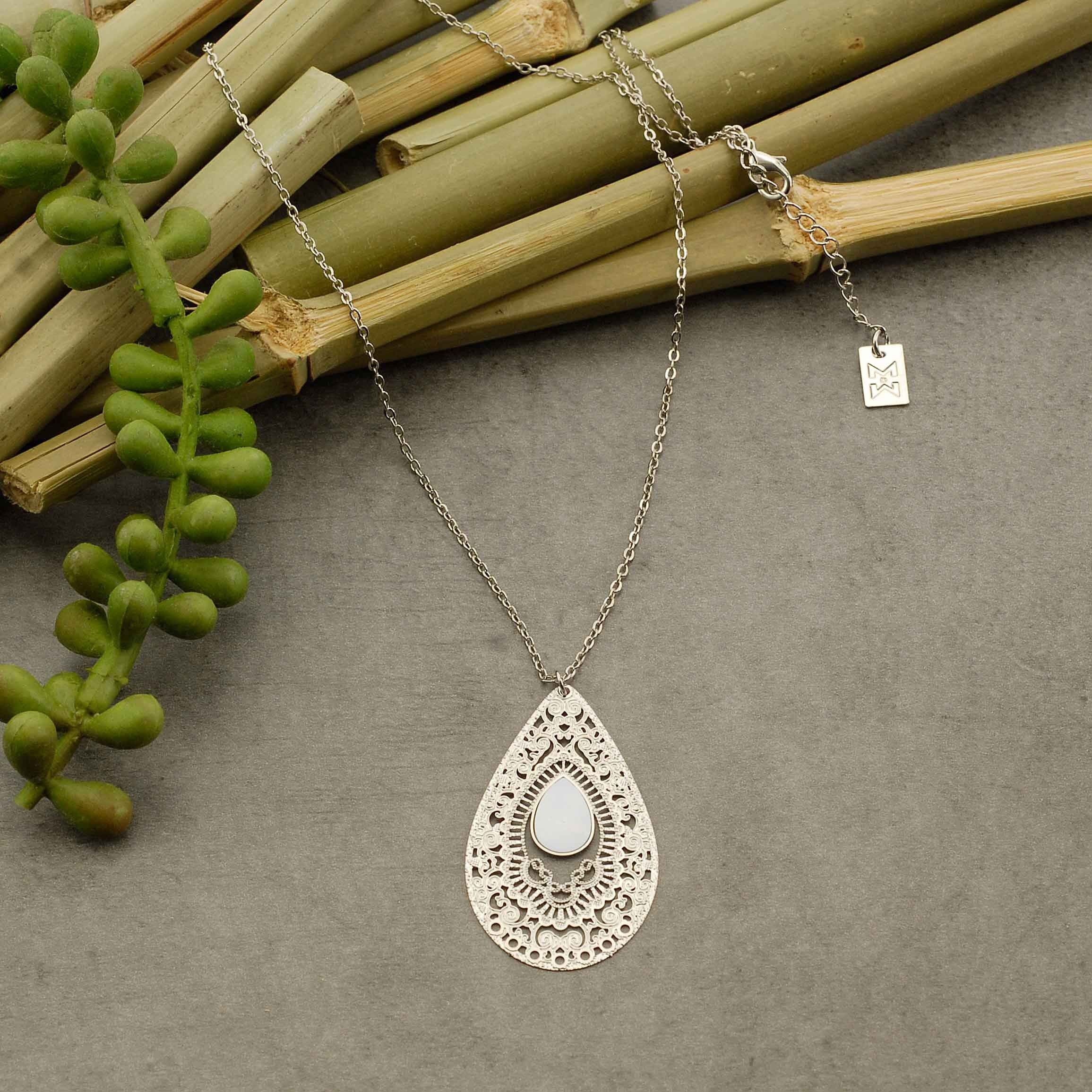 Halskette aus Messing und Perlmutt