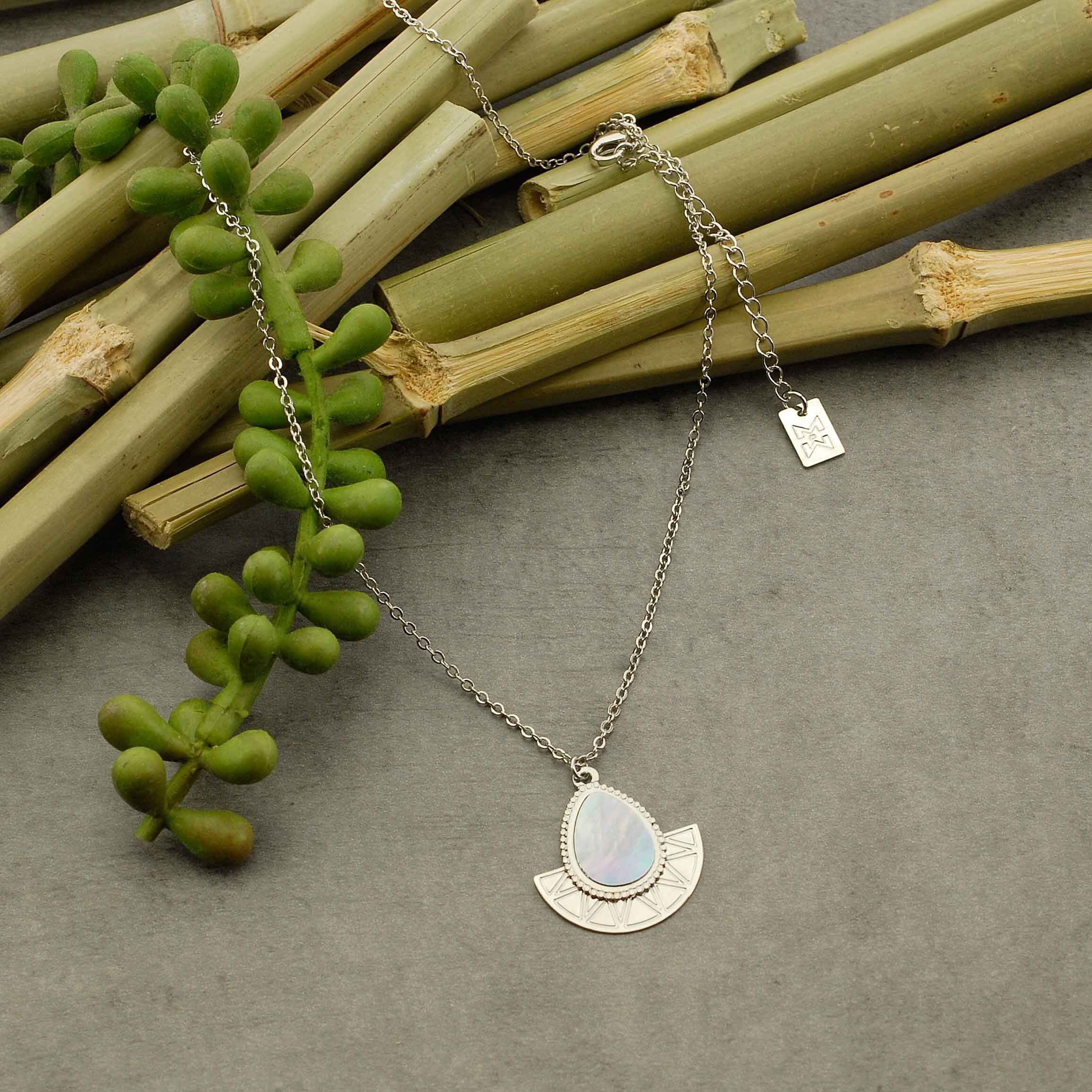 Halskette aus Messing und Perlmutt