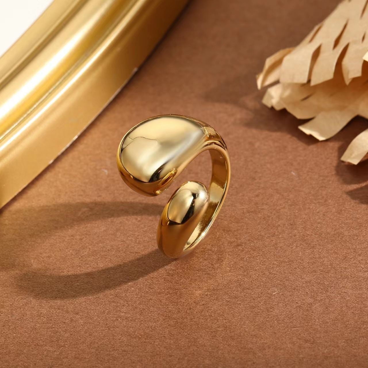 Anello Hug dorato con punta grande