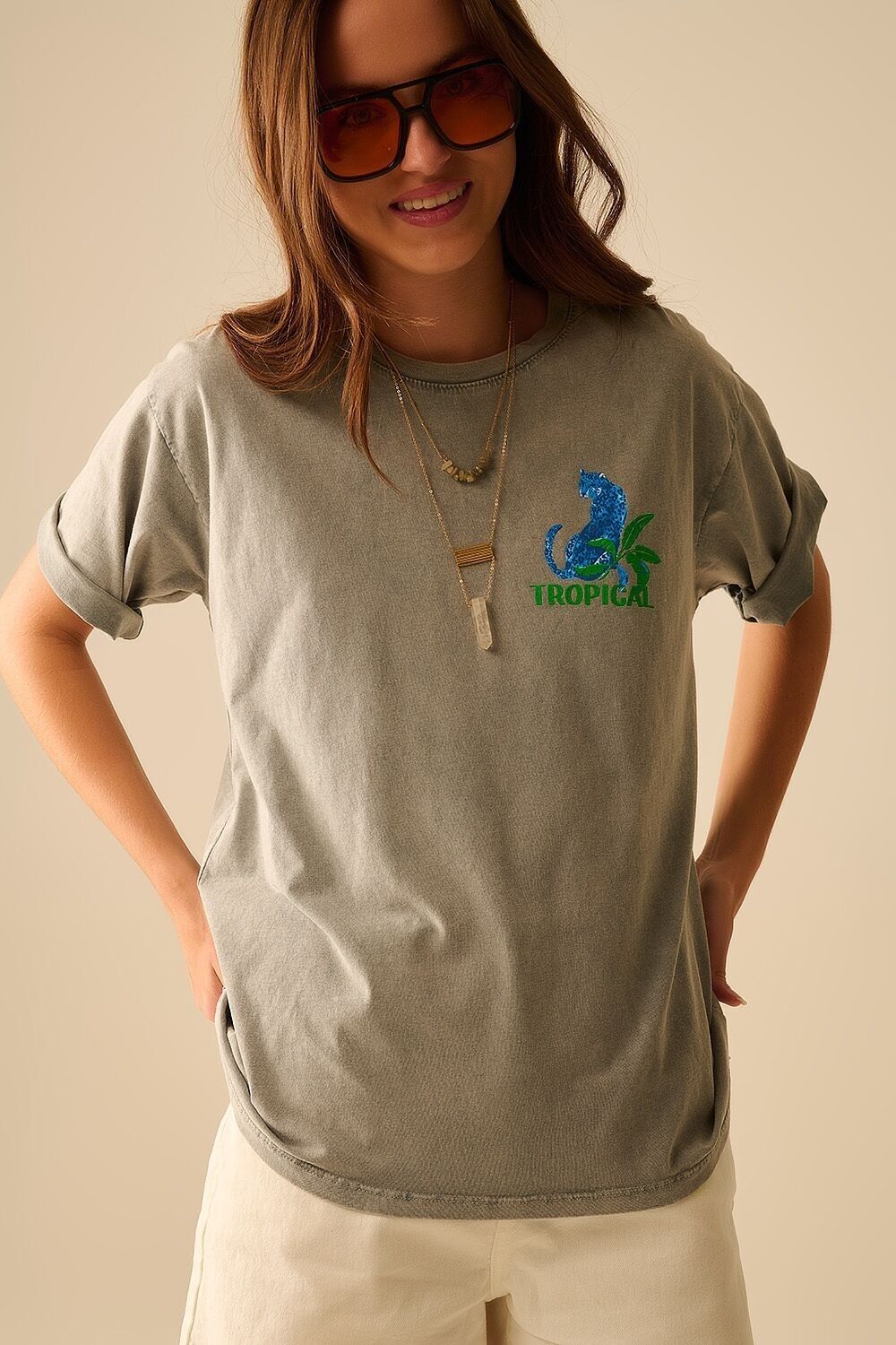 T-shirt grigia made in Italy con stampa grafica tropicale