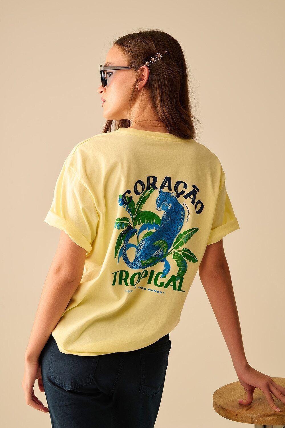 T-shirt gialla made in Italy con stampa grafica tropicale