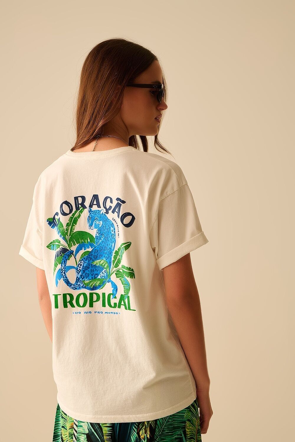 T-shirt bianca made in Italy con stampa grafica tropicale