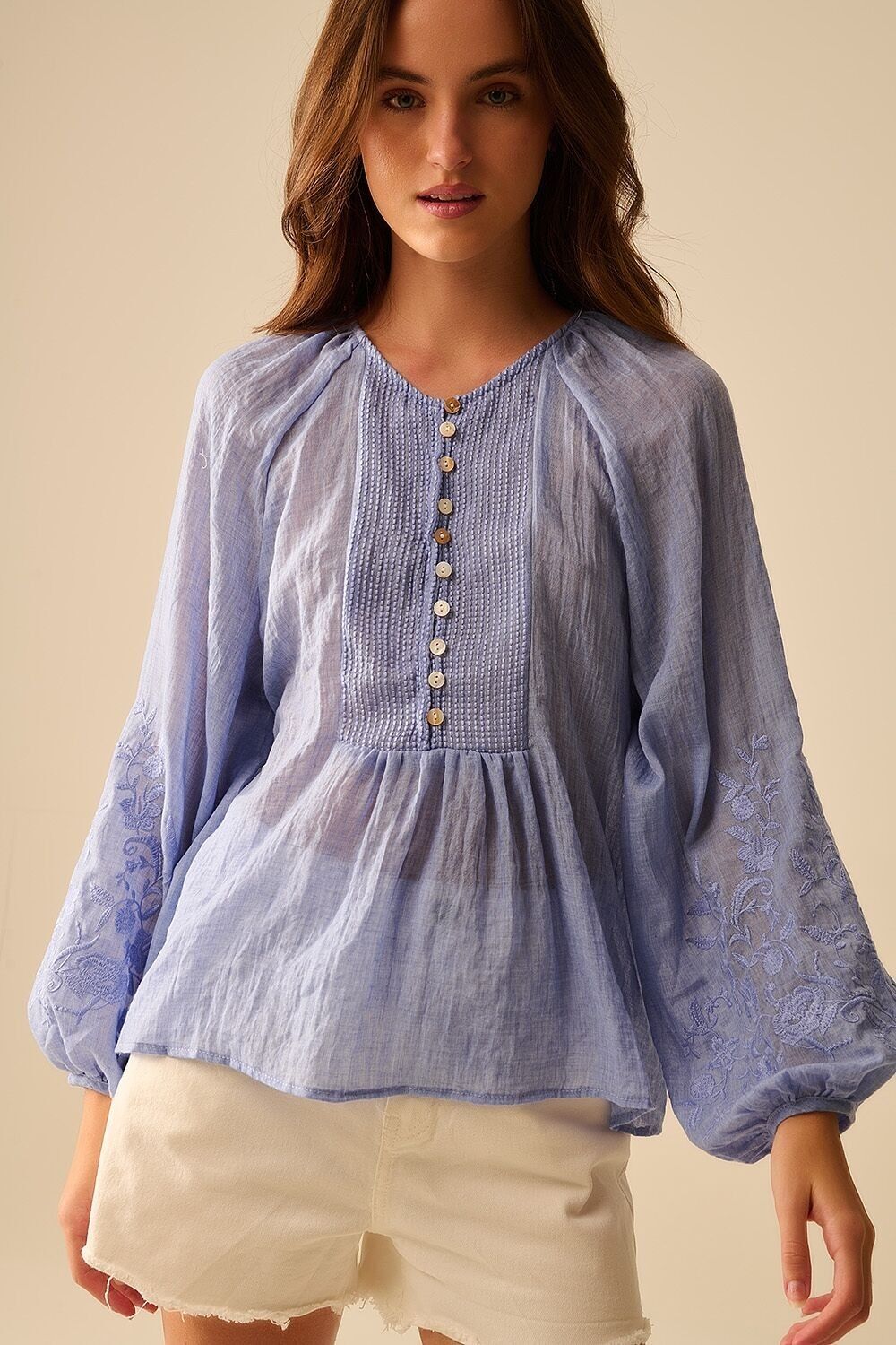 Camicetta in chiffon blu con ricami sulle maniche