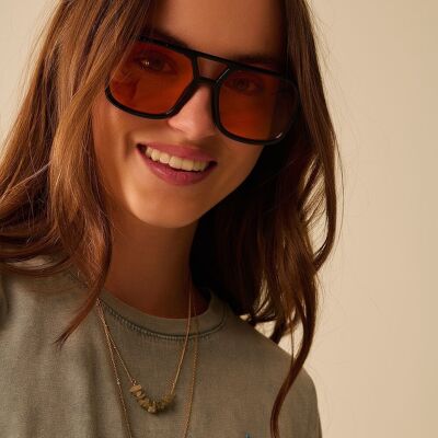 Lunettes de soleil à monture noire et verres orange