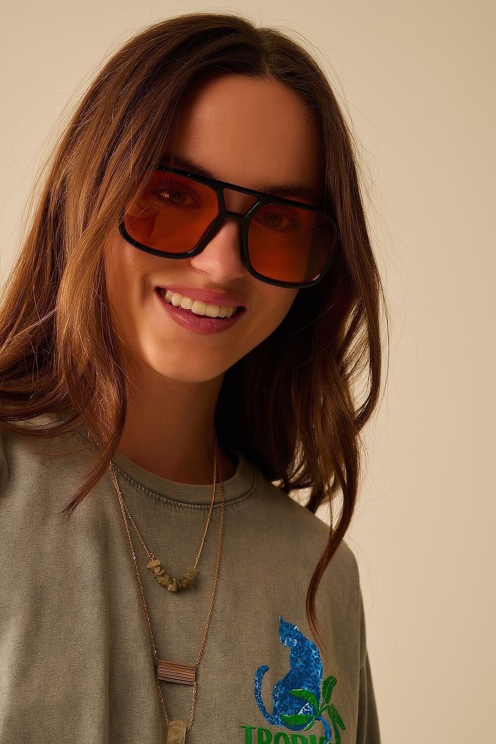 Sonnenbrille mit schwarzem Rahmen und orangefarbenen Gläsern