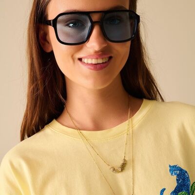 Lunettes de soleil à monture noire et verres bleus