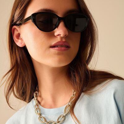 Oval Sunglasses In black frame