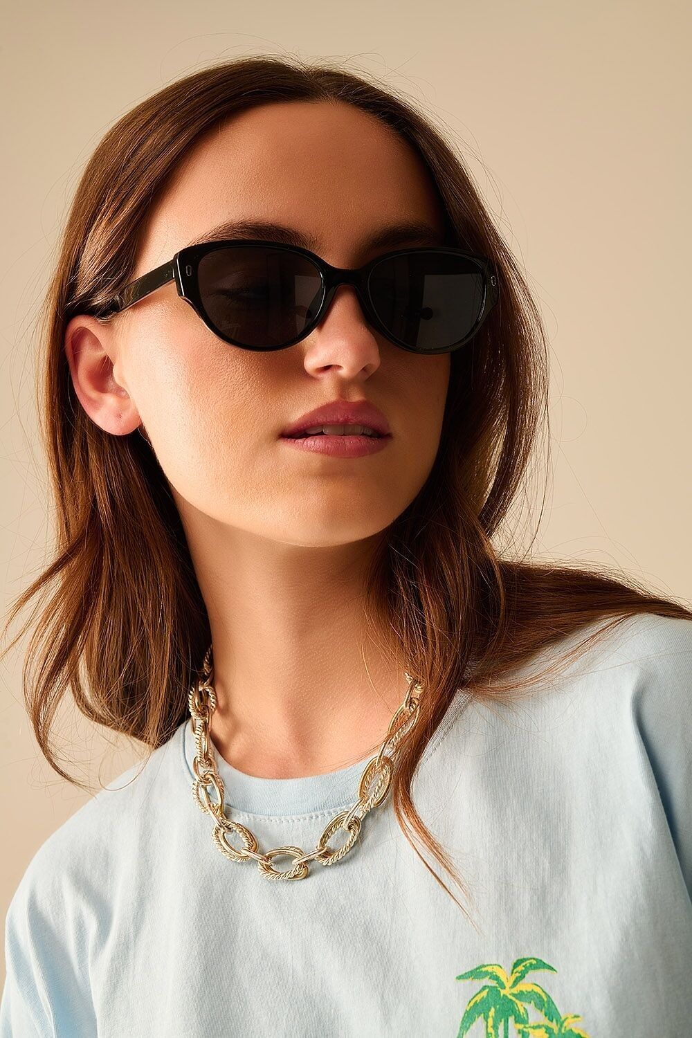 Oval Sunglasses In black frame