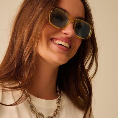 Gafas de sol ovaladas con montura transparente de alto brillo en amarillo