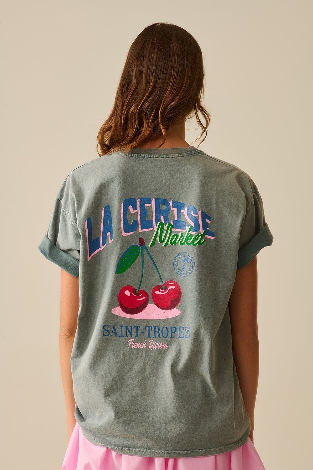 Graues T-Shirt mit La Cerise Market Saint-Tropez-Grafik, hergestellt in Italien