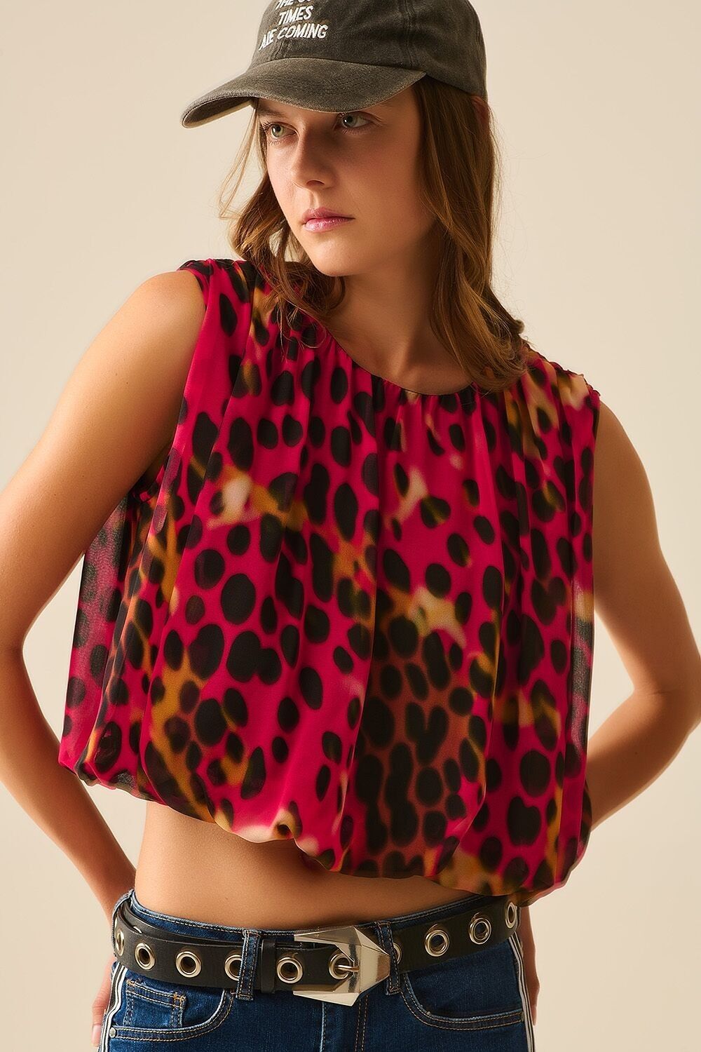 Top corto plissettato con stampa animalier in rosso e nero