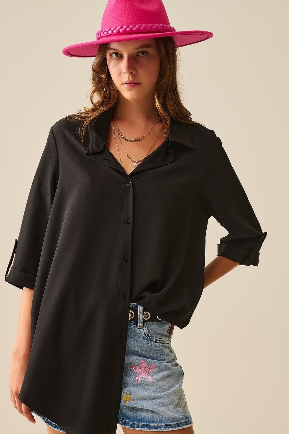 Camicia realizzata in tessuto molto morbido e leggero di colore nero
