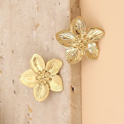Pendientes de oro con flor esculpida y pétalos texturizados