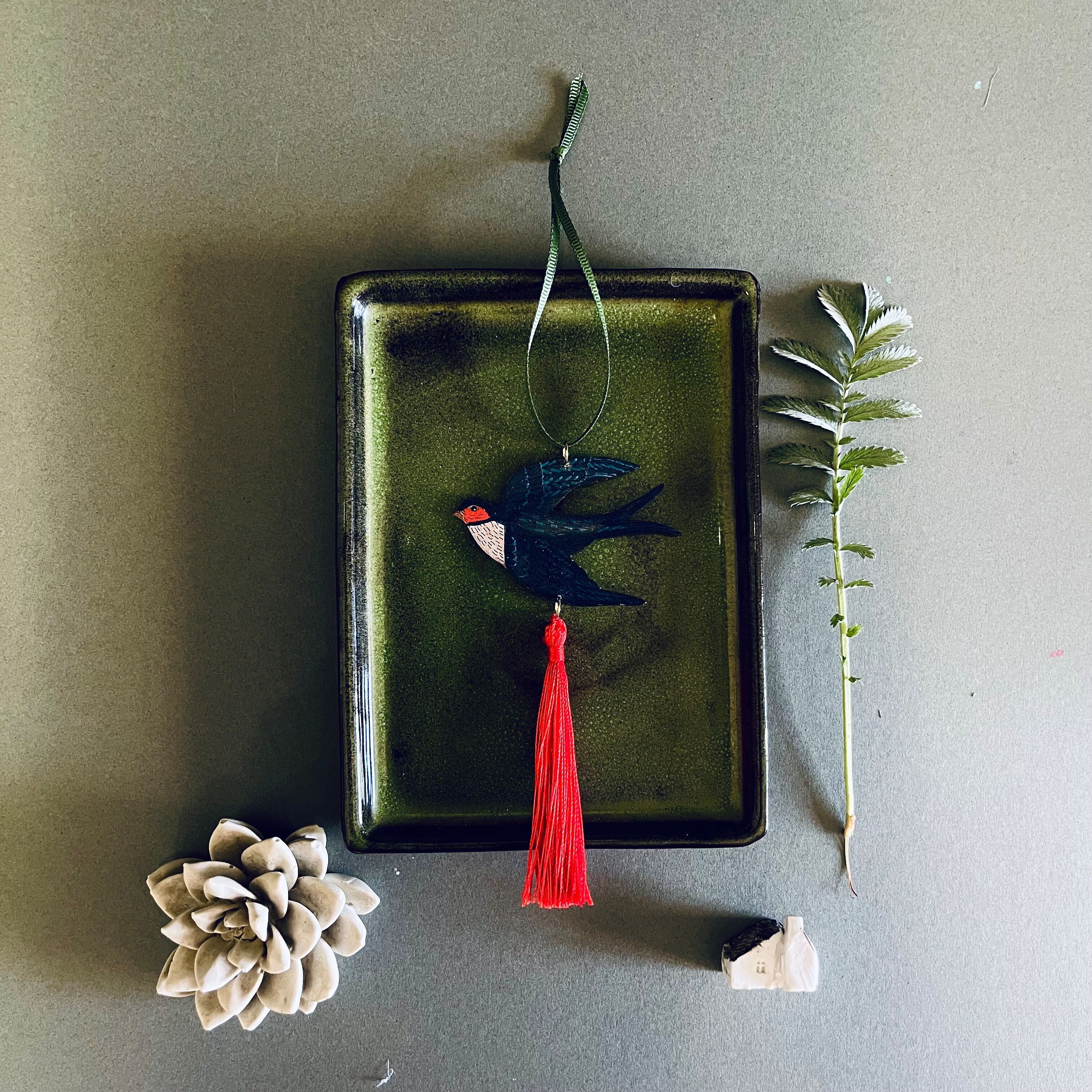 Décoration à pompons en forme d'hirondelle