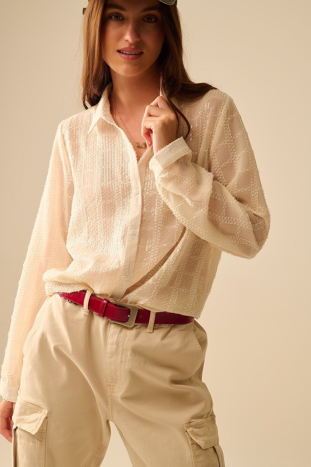 camicia in chiffon beige con dettagli in paillettes