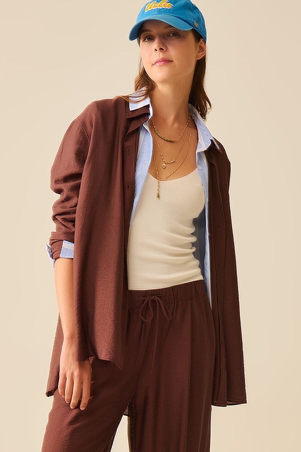 Camicia marrone a maniche lunghe dal taglio rilassato