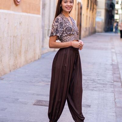 Pantaloni marroni lunghi e larghi con polsini elasticizzati