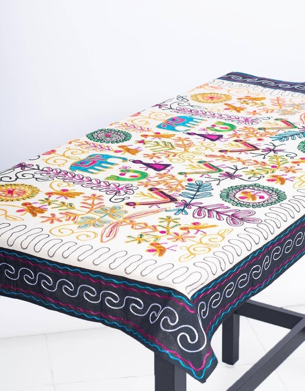 Arazzo ricamato con iscrizioni rupestri