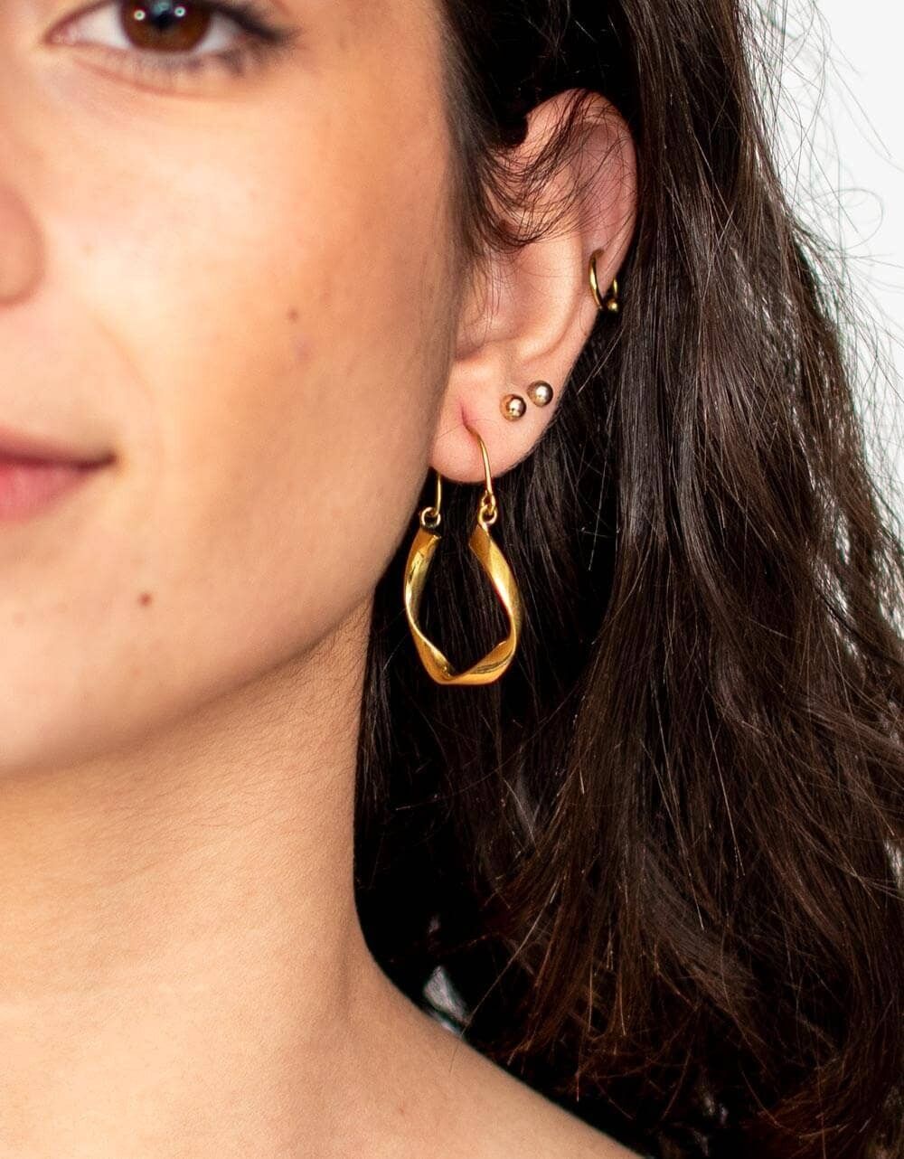 Orecchini in ottone dorato fatti a mano – Design unico