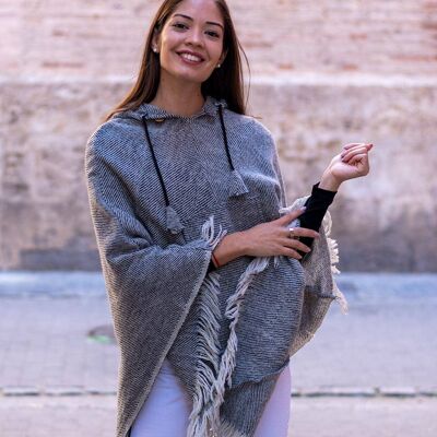 Poncho grigio con frange