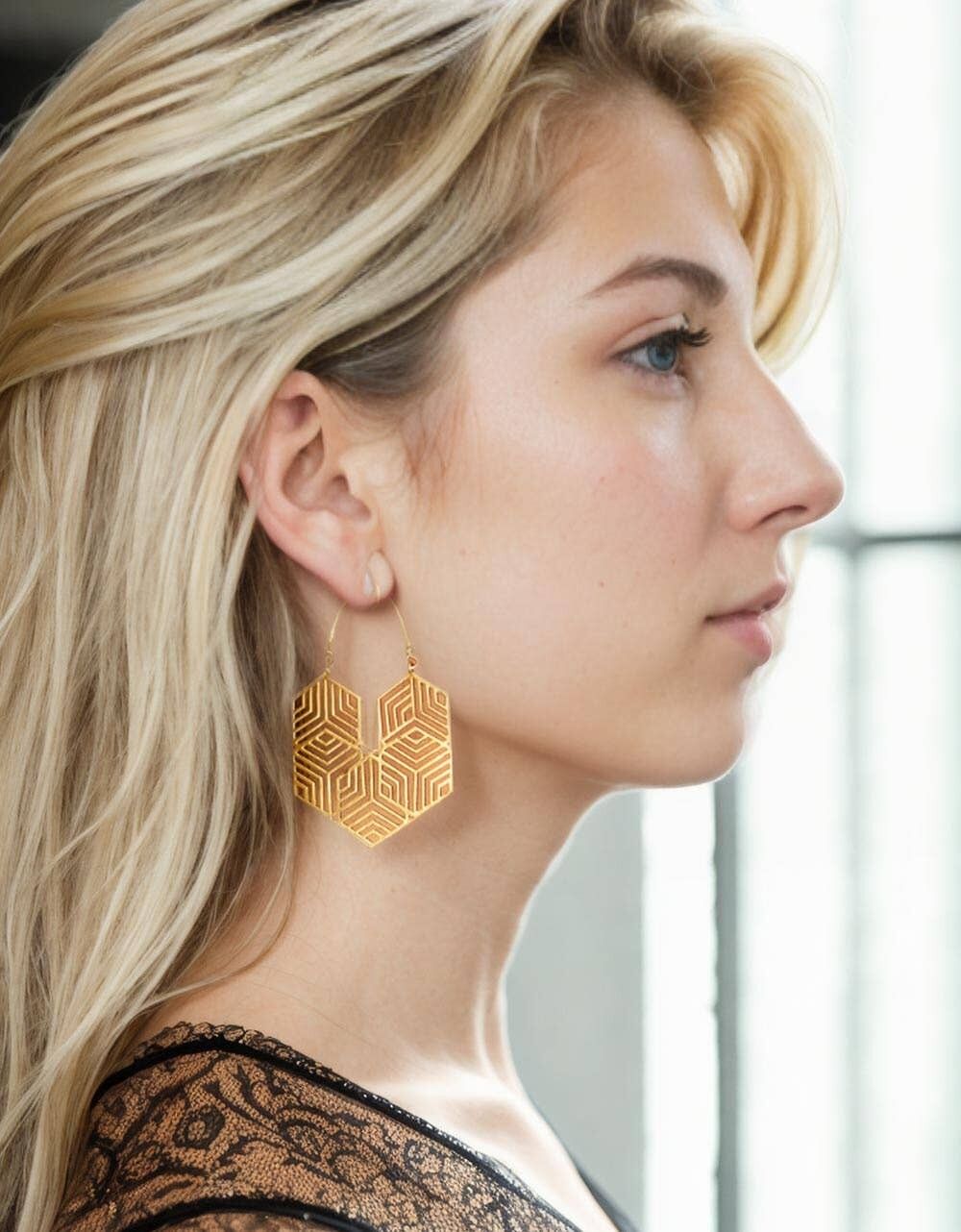 Orecchini Beehive XL in ottone placcato oro fatti a mano – Stile etnico sostenibile