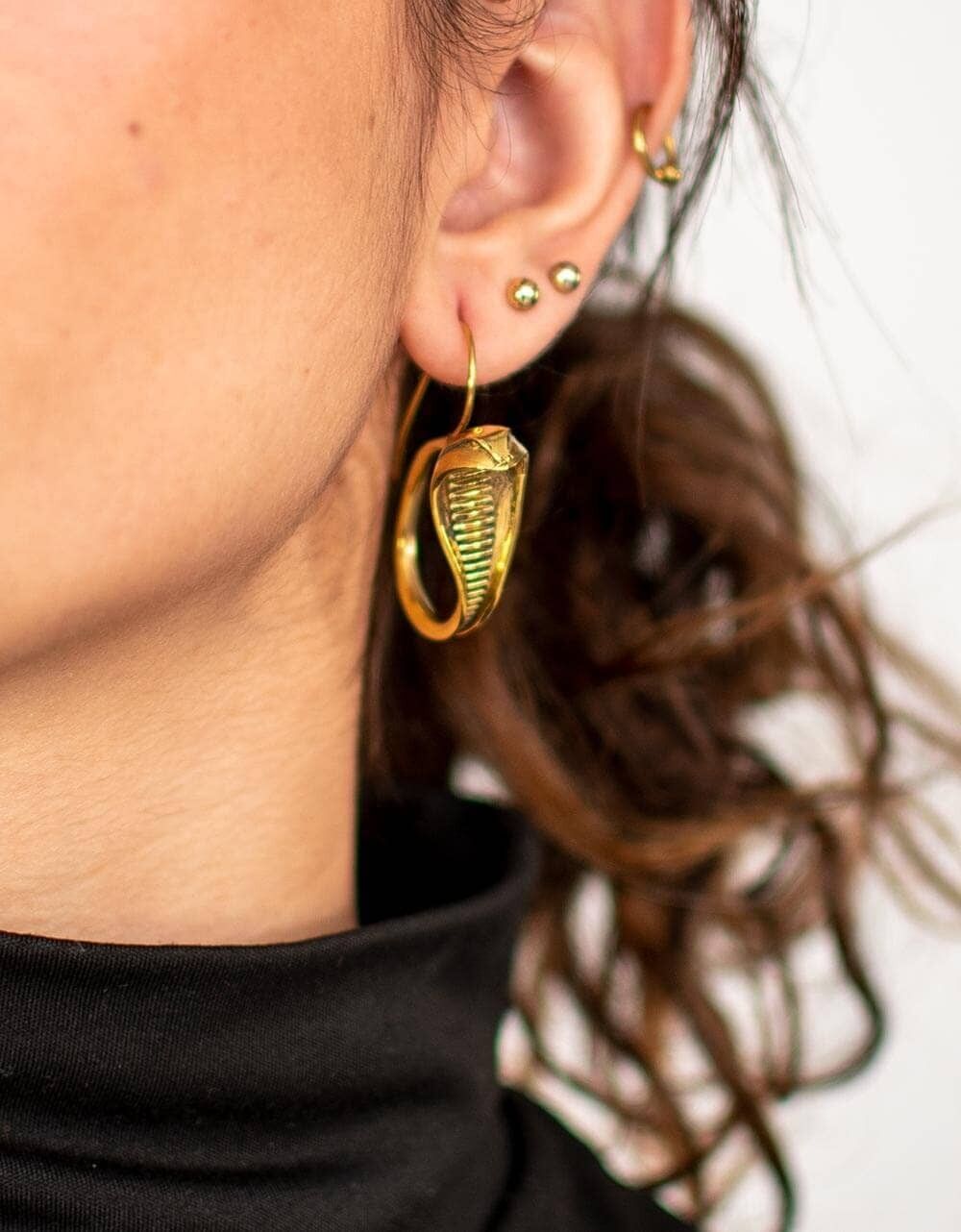 Orecchini a forma di serpente in ottone placcato oro fatti a mano