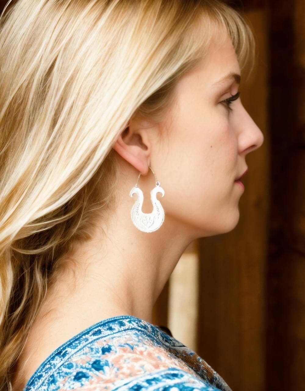 Orecchini in ottone con arpa a mano | Design etnico vintage | Gioielli fatti a mano