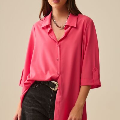 Camisa maxi confeccionada en tejido muy suave y ligero en color coral
