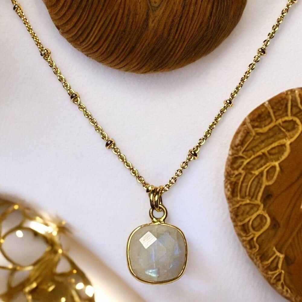 Ciondolo "LUCIA", pietra di luna in oro zecchino