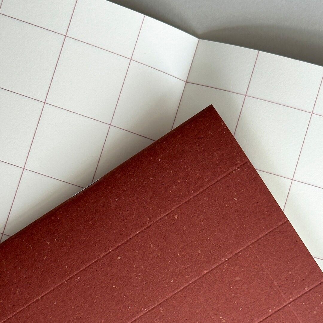 Risographie Notizbuch – Grid Copper Earth (13 x 19 cm)