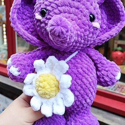 Elefante amigurumi violeta
