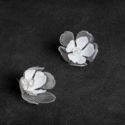 Épingles d'oreilles à fleurs doubles transparentes et blanches