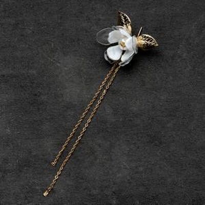 Alfileres de oreja de goteo largos de flor de jazmín