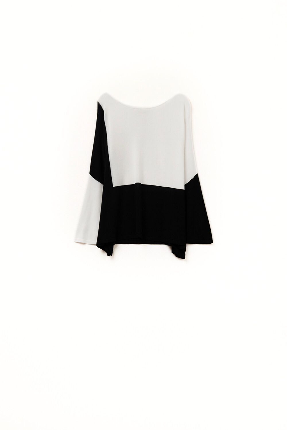 Color Block Bat Wing Sweater In White and black