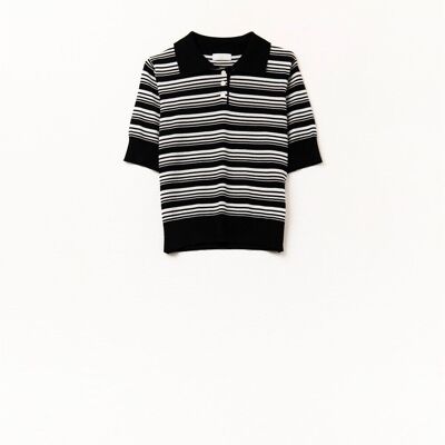 Suéter de rayas blancas y negras con cuello polo