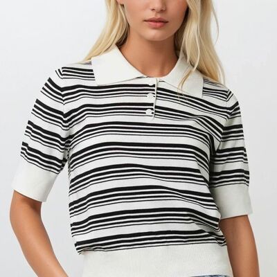Suéter de rayas blancas y negras con cuello polo